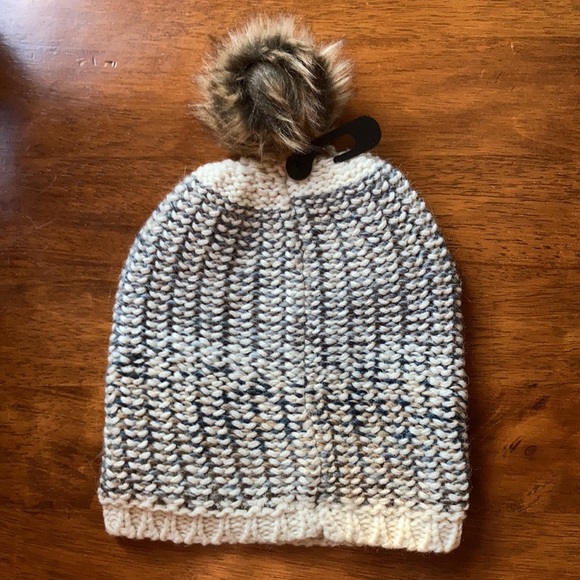 NWT Igloo Beanie - Picture 4 of 7
